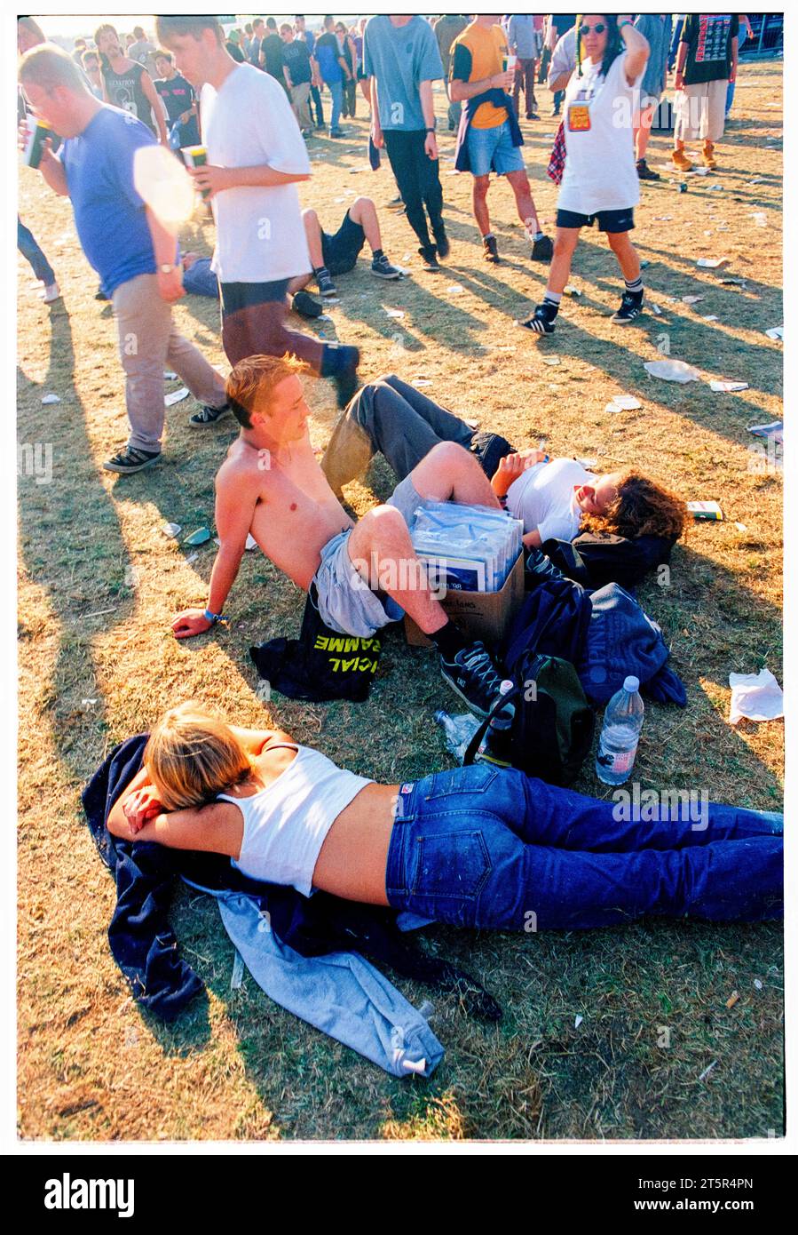 FANS DE BRITPOP et ROCK, READING FESTIVAL, 1998 : un groupe d'amis se détendent avec une boîte de disques dans la foule. Une scène du site et de la foule dans la zone main Stage Arena au Reading Festival 1998 le 28-30 août 1998 à Reading, Angleterre Royaume-Uni. Photo : Rob Watkins Banque D'Images