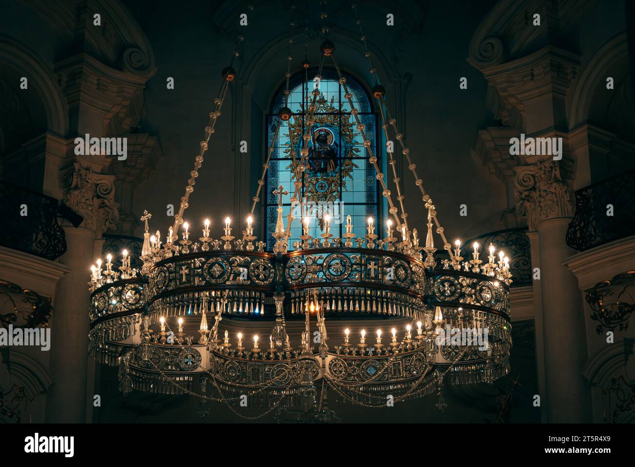 Un beau lustre dans une église à Prague, Tchéquie Banque D'Images