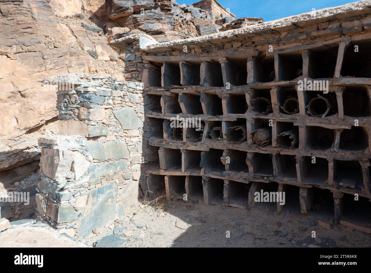 Vestiges du système de stockage des ruches et du miel dans l'un des célèbres greniers d'Amtoudi, Agadir n'ID Issa, dans le sud du Maroc Banque D'Images