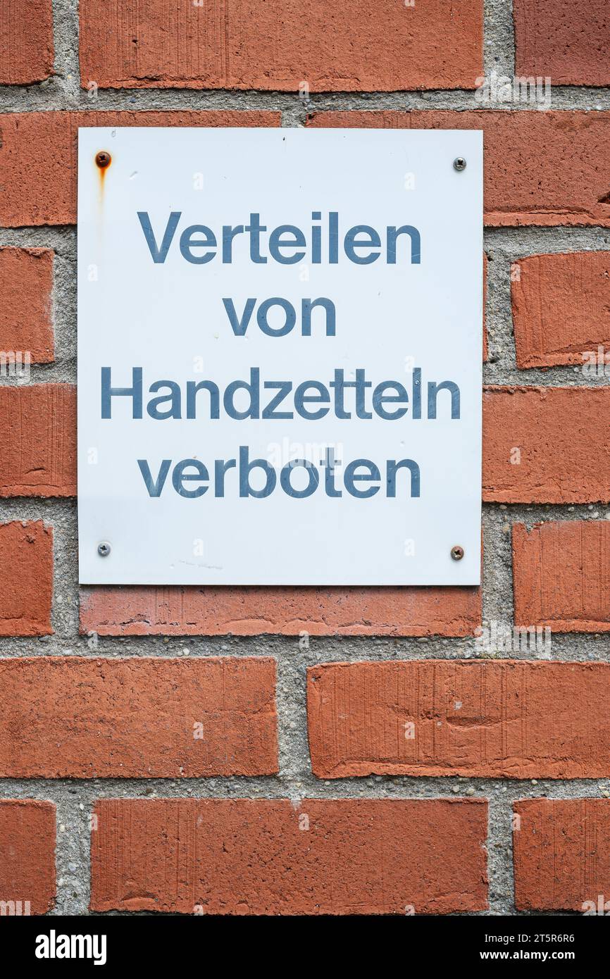 Verteilen von Handzetteln verboten, Warntafel an einer Ziegelmauer an einer Architektur in der Altstadt von Memmingen, Bayern, Deutschland. Banque D'Images