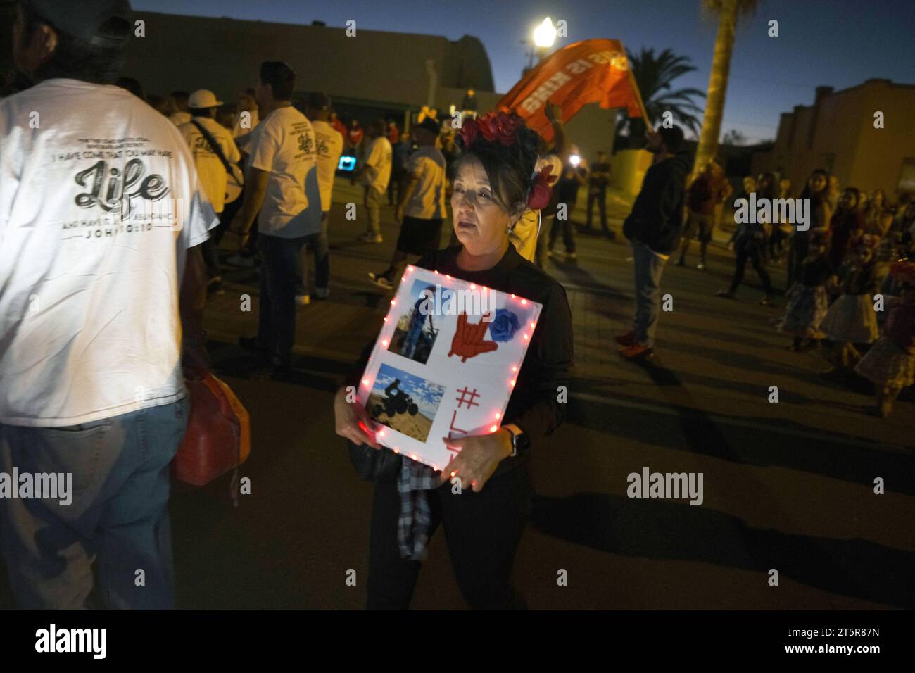 Tucson, Arizona, États-Unis. 5 novembre 2023. La 34e procession annuelle All Souls à Tucson, Arizona. L'événement a débuté en 1990 et a grandi pour attirer plus de 200 000 personnes. Des milliers de participants habillés à la douane défilent dans les rues de Tucson pour honorer les amis et les membres de leur famille qu'ils ont perdus ces dernières années. Ils portent des photographies et des possessions de leurs proches pour se souvenir de leur vie et se connecter avec leurs esprits. All Souls n'est pas la même chose que le Mexicain Day of the Dead, mais a quelques similitudes. L'événement est parrainé par de nombreuses bouches un estomac. (Crédit image : © Christophe Banque D'Images