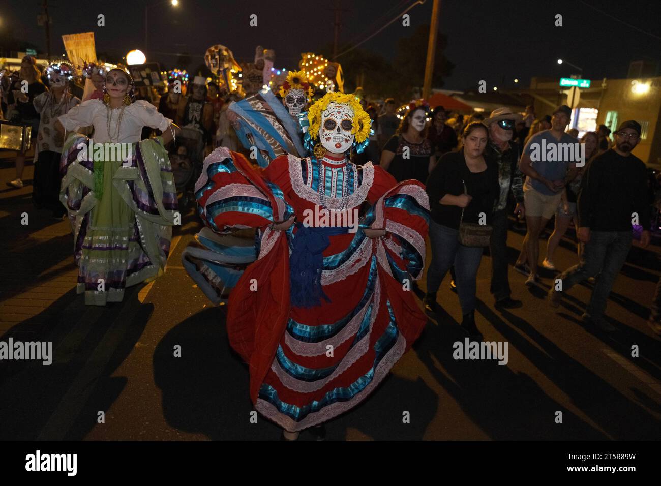 Tucson, Arizona, États-Unis. 5 novembre 2023. La 34e procession annuelle All Souls à Tucson, Arizona. L'événement a débuté en 1990 et a grandi pour attirer plus de 200 000 personnes. Des milliers de participants habillés à la douane défilent dans les rues de Tucson pour honorer les amis et les membres de leur famille qu'ils ont perdus ces dernières années. Ils portent des photographies et des possessions de leurs proches pour se souvenir de leur vie et se connecter avec leurs esprits. All Souls n'est pas la même chose que le Mexicain Day of the Dead, mais a quelques similitudes. L'événement est parrainé par de nombreuses bouches un estomac. (Crédit image : © Christophe Banque D'Images