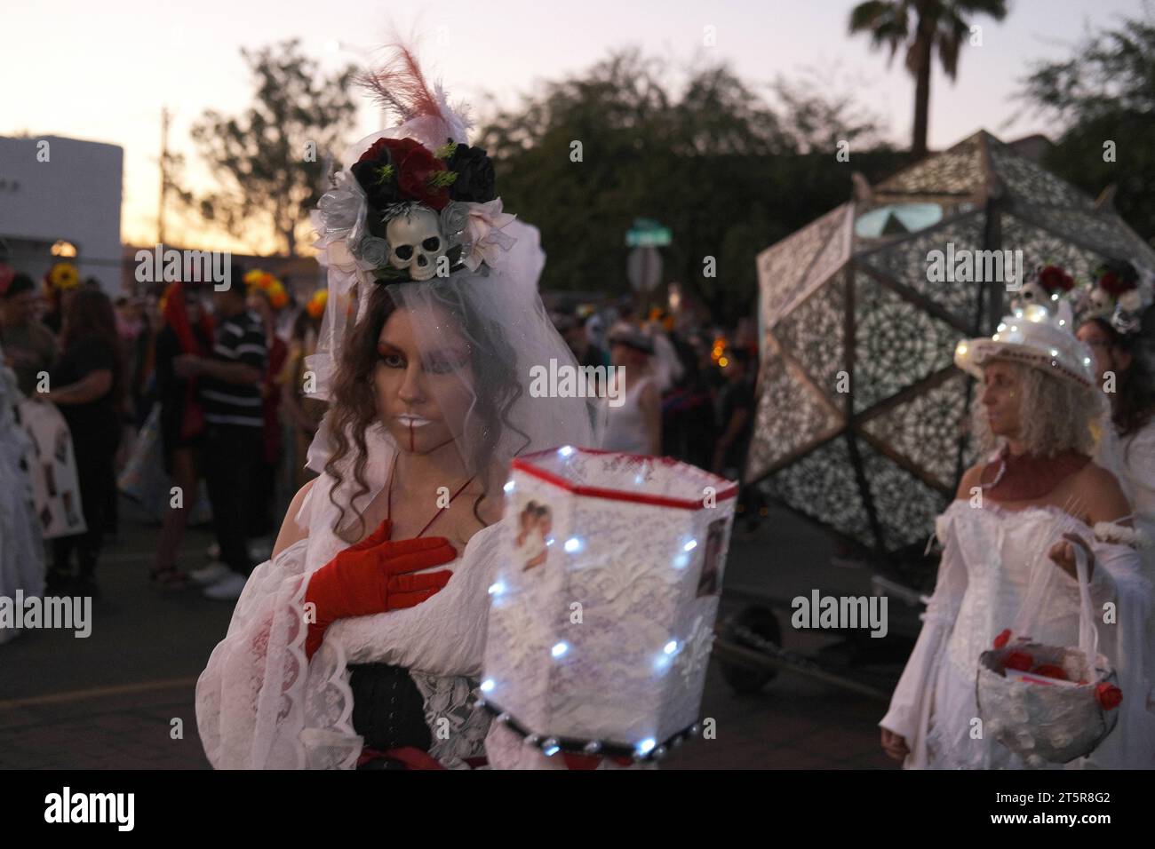 Tucson, Arizona, États-Unis. 5 novembre 2023. La 34e procession annuelle All Souls à Tucson, Arizona. L'événement a débuté en 1990 et a grandi pour attirer plus de 200 000 personnes. Des milliers de participants habillés à la douane défilent dans les rues de Tucson pour honorer les amis et les membres de leur famille qu'ils ont perdus ces dernières années. Ils portent des photographies et des possessions de leurs proches pour se souvenir de leur vie et se connecter avec leurs esprits. All Souls n'est pas la même chose que le Mexicain Day of the Dead, mais a quelques similitudes. L'événement est parrainé par de nombreuses bouches un estomac. (Crédit image : © Christophe Banque D'Images