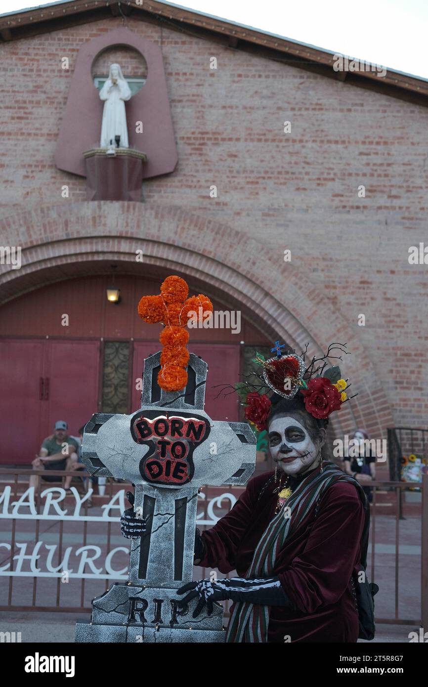 Tucson, Arizona, États-Unis. 5 novembre 2023. La 34e procession annuelle All Souls à Tucson, Arizona. L'événement a débuté en 1990 et a grandi pour attirer plus de 200 000 personnes. Des milliers de participants habillés à la douane défilent dans les rues de Tucson pour honorer les amis et les membres de leur famille qu'ils ont perdus ces dernières années. Ils portent des photographies et des possessions de leurs proches pour se souvenir de leur vie et se connecter avec leurs esprits. All Souls n'est pas la même chose que le Mexicain Day of the Dead, mais a quelques similitudes. L'événement est parrainé par de nombreuses bouches un estomac. (Crédit image : © Christophe Banque D'Images
