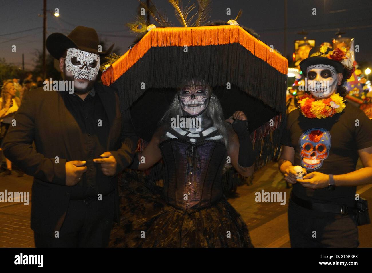 Tucson, Arizona, États-Unis. 5 novembre 2023. La 34e procession annuelle All Souls à Tucson, Arizona. L'événement a débuté en 1990 et a grandi pour attirer plus de 200 000 personnes. Des milliers de participants habillés à la douane défilent dans les rues de Tucson pour honorer les amis et les membres de leur famille qu'ils ont perdus ces dernières années. Ils portent des photographies et des possessions de leurs proches pour se souvenir de leur vie et se connecter avec leurs esprits. All Souls n'est pas la même chose que le Mexicain Day of the Dead, mais a quelques similitudes. L'événement est parrainé par de nombreuses bouches un estomac. (Crédit image : © Christophe Banque D'Images