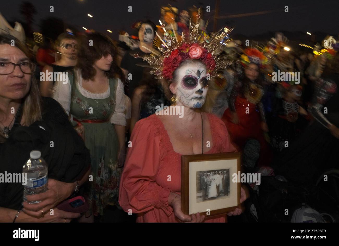 Tucson, Arizona, États-Unis. 5 novembre 2023. La 34e procession annuelle All Souls à Tucson, Arizona. L'événement a débuté en 1990 et a grandi pour attirer plus de 200 000 personnes. Des milliers de participants habillés à la douane défilent dans les rues de Tucson pour honorer les amis et les membres de leur famille qu'ils ont perdus ces dernières années. Ils portent des photographies et des possessions de leurs proches pour se souvenir de leur vie et se connecter avec leurs esprits. All Souls n'est pas la même chose que le Mexicain Day of the Dead, mais a quelques similitudes. L'événement est parrainé par de nombreuses bouches un estomac. (Crédit image : © Christophe Banque D'Images