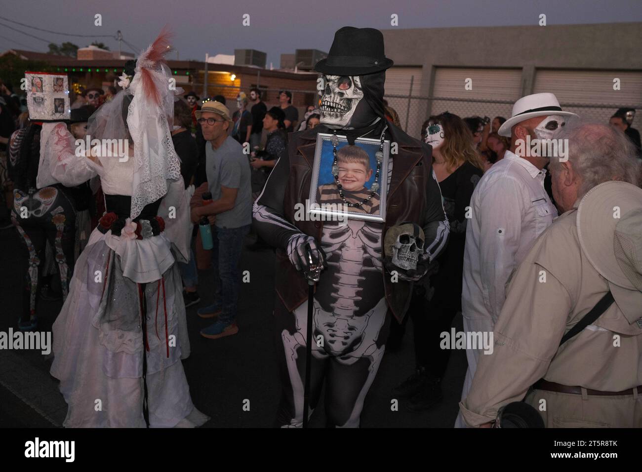 Tucson, Arizona, États-Unis. 5 novembre 2023. La 34e procession annuelle All Souls à Tucson, Arizona. L'événement a débuté en 1990 et a grandi pour attirer plus de 200 000 personnes. Des milliers de participants habillés à la douane défilent dans les rues de Tucson pour honorer les amis et les membres de leur famille qu'ils ont perdus ces dernières années. Ils portent des photographies et des possessions de leurs proches pour se souvenir de leur vie et se connecter avec leurs esprits. All Souls n'est pas la même chose que le Mexicain Day of the Dead, mais a quelques similitudes. L'événement est parrainé par de nombreuses bouches un estomac. (Crédit image : © Christophe Banque D'Images