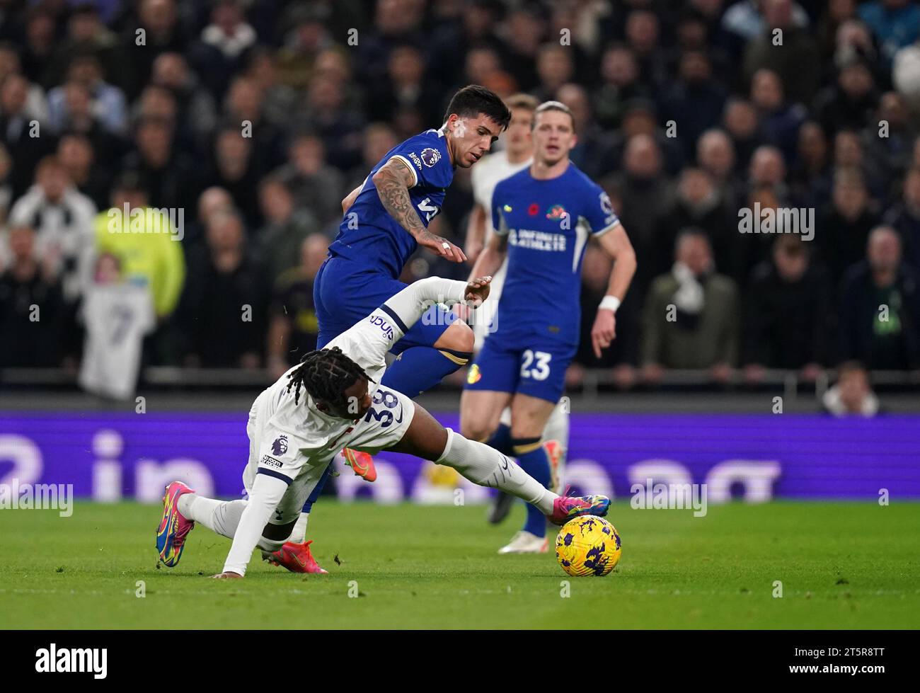 Destiny Udogie de Tottenham Hotspur et Enzo Fernandez de Chelsea se battent pour le ballon lors du match de Premier League au Tottenham Hotspur Stadium de Londres. Date de la photo : lundi 6 novembre 2023. Banque D'Images