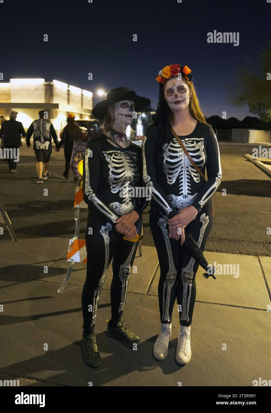 Tucson, Arizona, États-Unis. 5 novembre 2023. La 34e procession annuelle All Souls à Tucson, Arizona. L'événement a débuté en 1990 et a grandi pour attirer plus de 200 000 personnes. Des milliers de participants habillés à la douane défilent dans les rues de Tucson pour honorer les amis et les membres de leur famille qu'ils ont perdus ces dernières années. Ils portent des photographies et des possessions de leurs proches pour se souvenir de leur vie et se connecter avec leurs esprits. All Souls n'est pas la même chose que le Mexicain Day of the Dead, mais a quelques similitudes. L'événement est parrainé par de nombreuses bouches un estomac. (Crédit image : © Christophe Banque D'Images