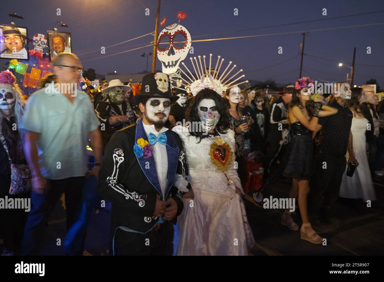 Tucson, Arizona, États-Unis. 5 novembre 2023. La 34e procession annuelle All Souls à Tucson, Arizona. L'événement a débuté en 1990 et a grandi pour attirer plus de 200 000 personnes. Des milliers de participants habillés à la douane défilent dans les rues de Tucson pour honorer les amis et les membres de leur famille qu'ils ont perdus ces dernières années. Ils portent des photographies et des possessions de leurs proches pour se souvenir de leur vie et se connecter avec leurs esprits. All Souls n'est pas la même chose que le Mexicain Day of the Dead, mais a quelques similitudes. L'événement est parrainé par de nombreuses bouches un estomac. (Crédit image : © Christophe Banque D'Images