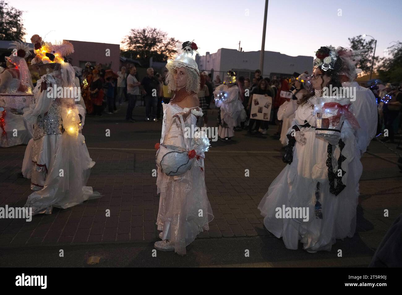 Tucson, Arizona, États-Unis. 5 novembre 2023. La 34e procession annuelle All Souls à Tucson, Arizona. L'événement a débuté en 1990 et a grandi pour attirer plus de 200 000 personnes. Des milliers de participants habillés à la douane défilent dans les rues de Tucson pour honorer les amis et les membres de leur famille qu'ils ont perdus ces dernières années. Ils portent des photographies et des possessions de leurs proches pour se souvenir de leur vie et se connecter avec leurs esprits. All Souls n'est pas la même chose que le Mexicain Day of the Dead, mais a quelques similitudes. L'événement est parrainé par de nombreuses bouches un estomac. (Crédit image : © Christophe Banque D'Images