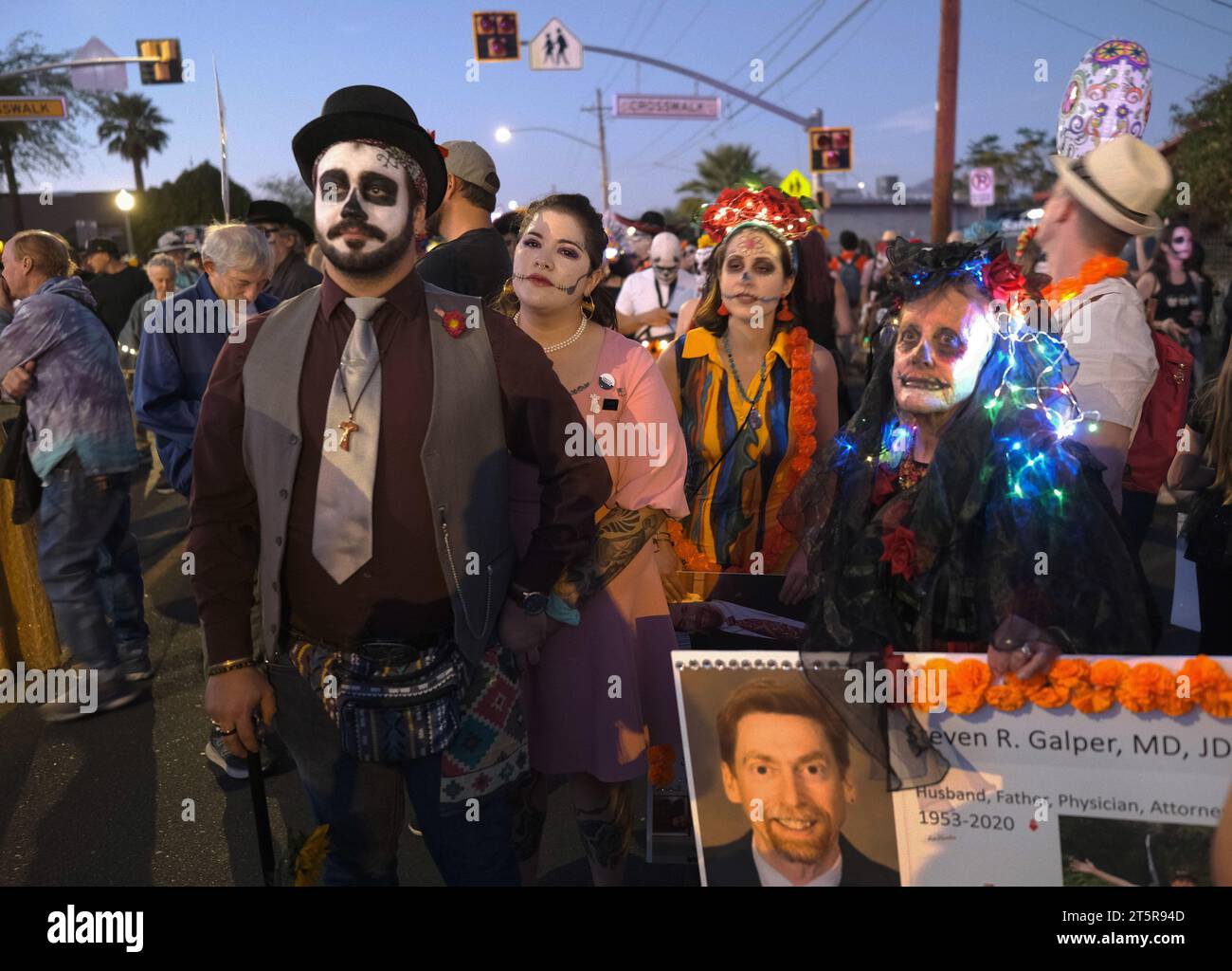 Tucson, Arizona, États-Unis. 5 novembre 2023. La 34e procession annuelle All Souls à Tucson, Arizona. L'événement a débuté en 1990 et a grandi pour attirer plus de 200 000 personnes. Des milliers de participants habillés à la douane défilent dans les rues de Tucson pour honorer les amis et les membres de leur famille qu'ils ont perdus ces dernières années. Ils portent des photographies et des possessions de leurs proches pour se souvenir de leur vie et se connecter avec leurs esprits. All Souls n'est pas la même chose que le Mexicain Day of the Dead, mais a quelques similitudes. L'événement est parrainé par de nombreuses bouches un estomac. (Crédit image : © Christophe Banque D'Images