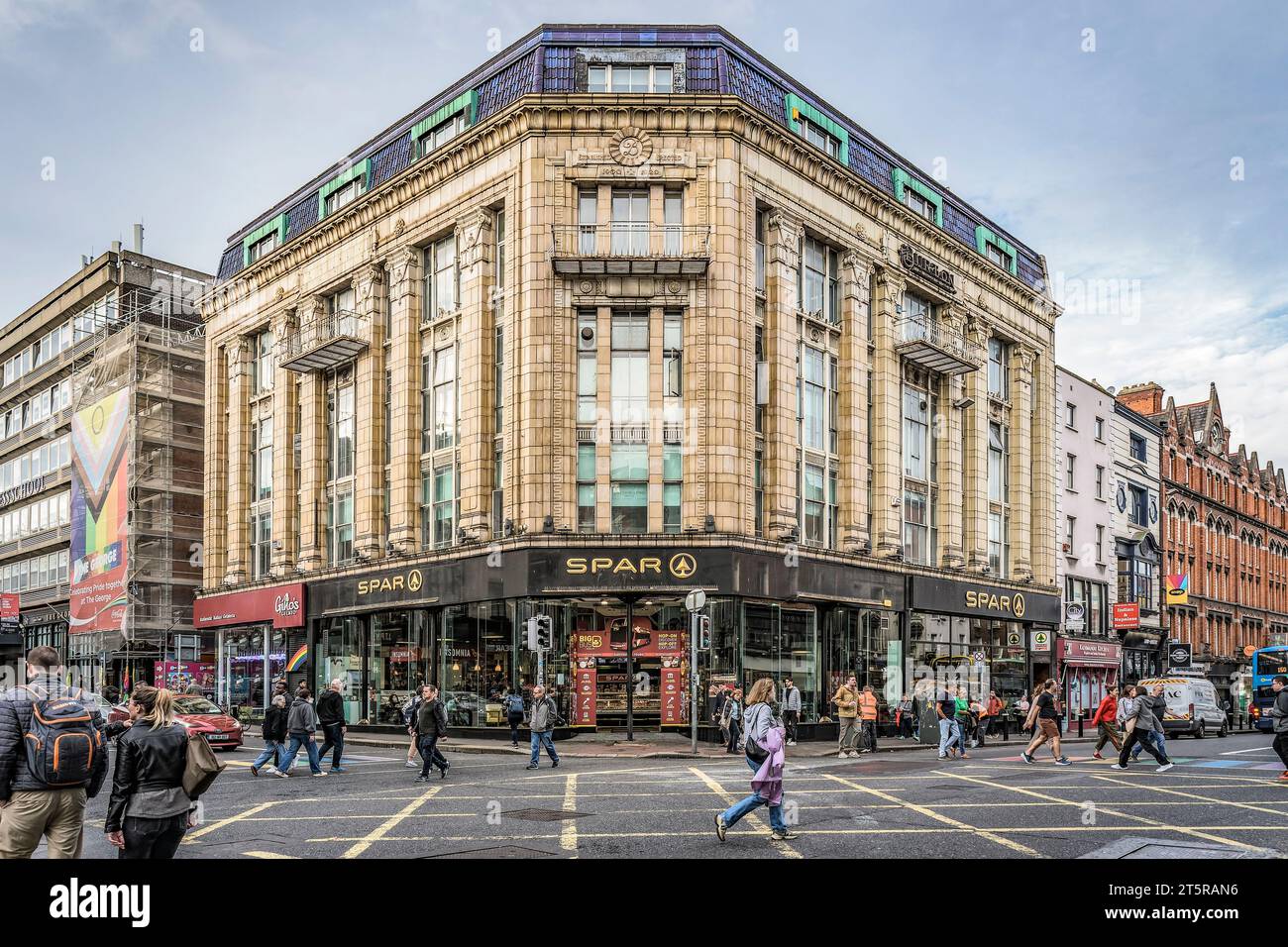 Le dépanneur Spar à l’angle de Dame Street et Great George’s Street, situé dans l’ancien édifice Montague Burton. Construit à l'origine c1928. Banque D'Images