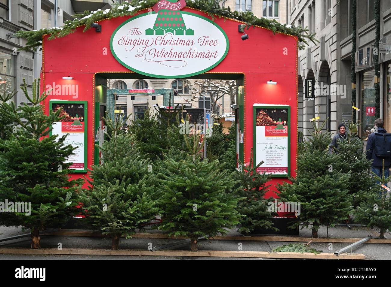 Porte d'entrée rouge de l'arbre de Noël chantant et du marché dans le centre-ville de Zurich. Banque D'Images