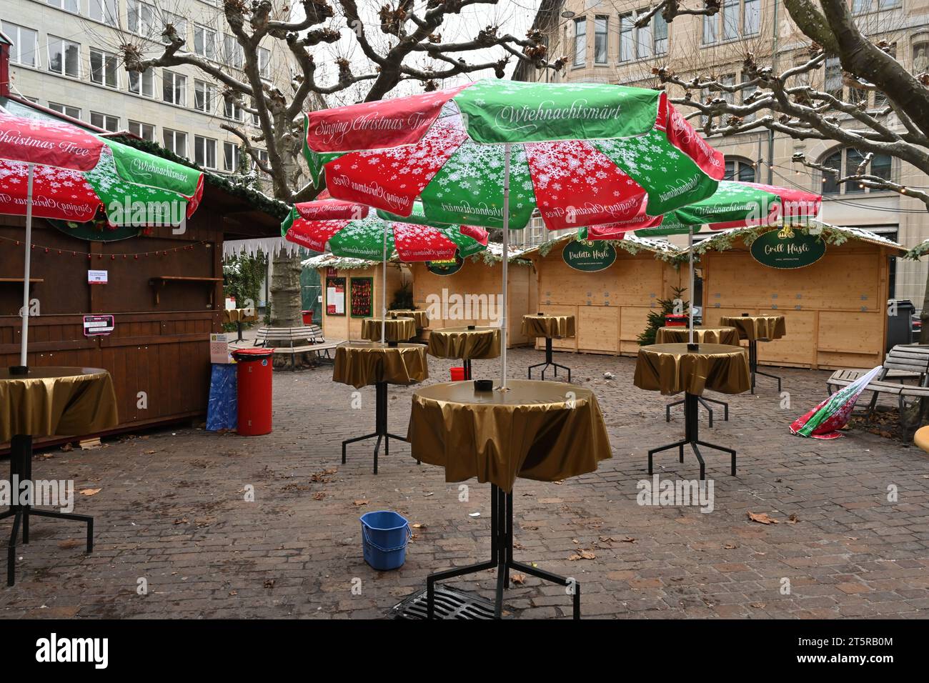 Marché de Noël avec stand en bois dans le centre-ville de Zurich le matin. Banque D'Images