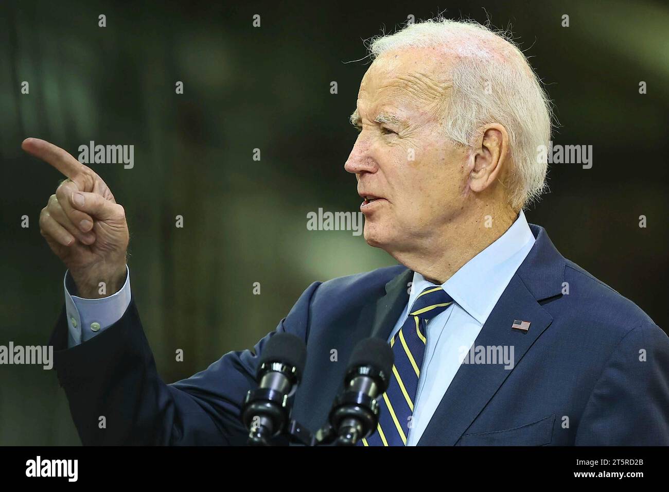 Le président des États-Unis Joe Biden fait un discours dans le comté de New Castle, Delaware, soulignant comment Bidenomics et son programme investir en Amérique et réparer les besoins négligés en infrastructures, y compris le plus grand investissement dans le transport ferroviaire de passagers depuis la création d'Amtrak, le lundi 6 novembre 2023. Crédit : Saquan Stimpson/CNP Banque D'Images