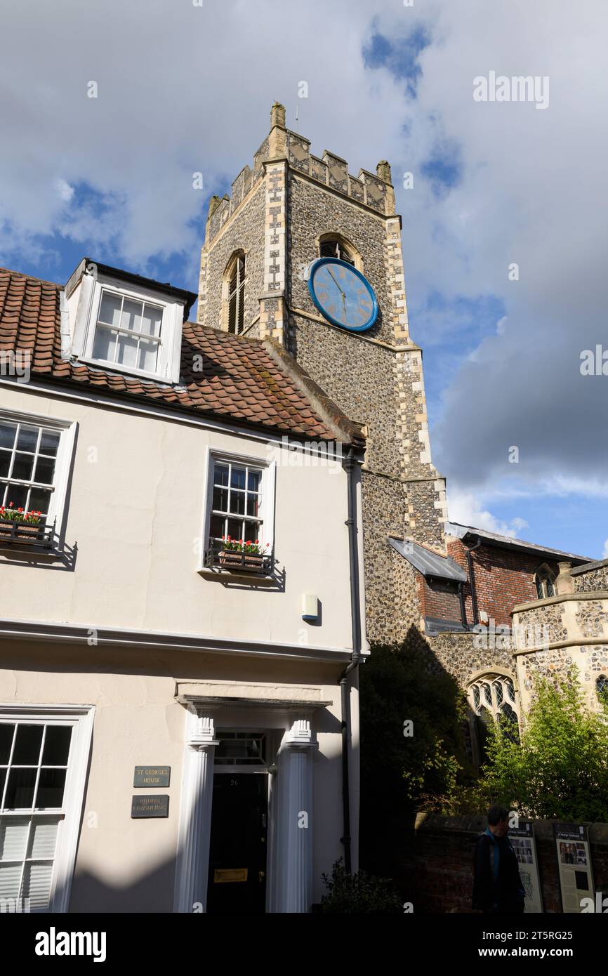 Princes Street est une rue pavée historique dans le centre de Norwich avec la tour de l'église St George, Tombland en arrière-plan. Princes Street, Norwi Banque D'Images