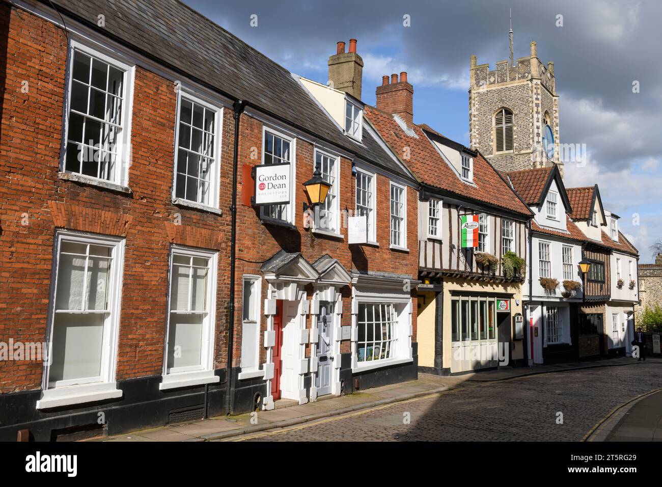 Princes Street est une rue pavée historique dans le centre de Norwich avec la tour de l'église St George, Tombland en arrière-plan. Princes Street, Norwi Banque D'Images