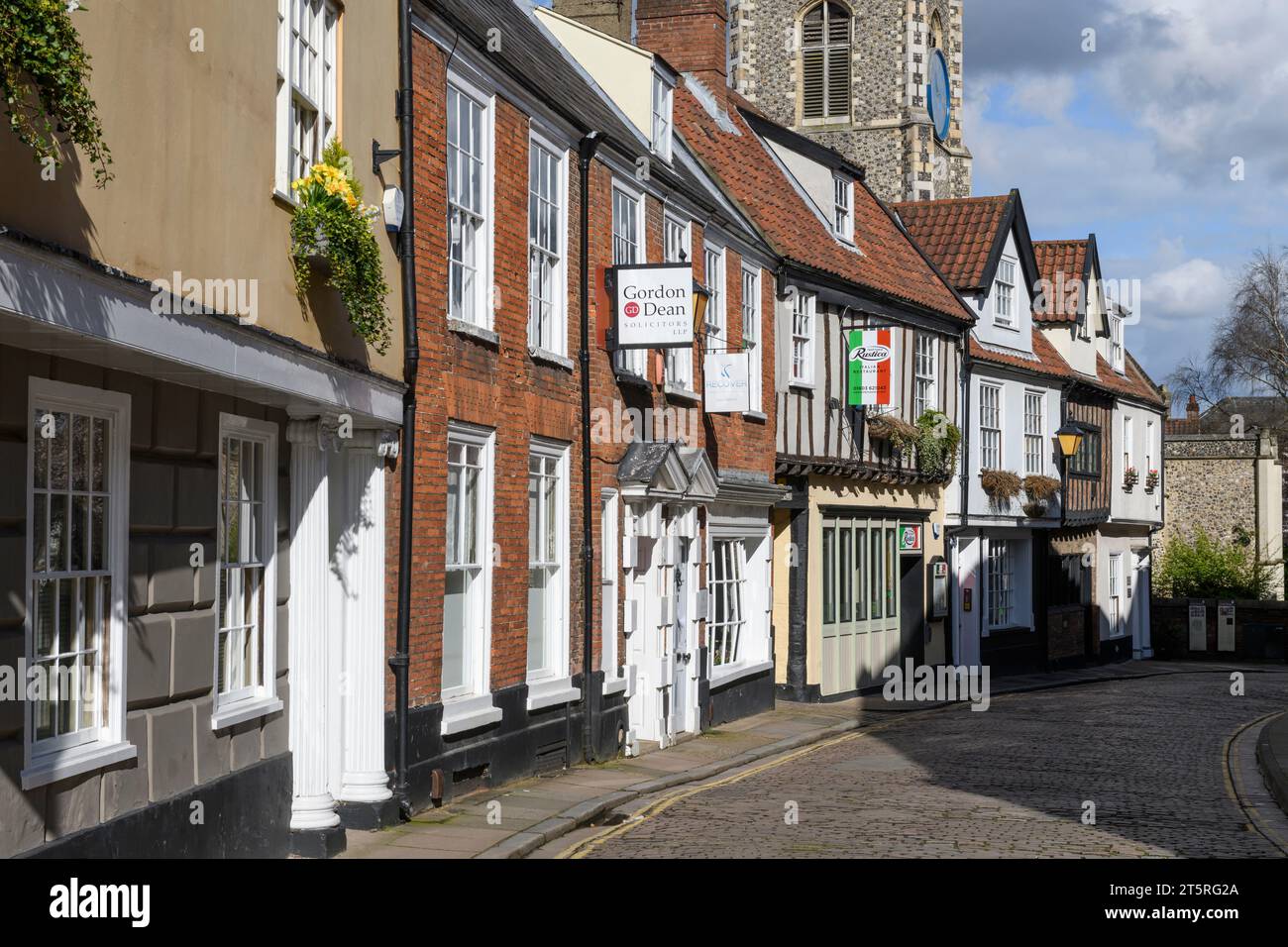 Princes Street est une rue pavée historique dans le centre de Norwich avec la tour de l'église St George, Tombland en arrière-plan. Princes Street, Norwi Banque D'Images