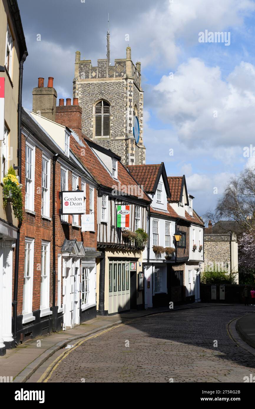 Princes Street est une rue pavée historique dans le centre de Norwich avec la tour de l'église St George, Tombland en arrière-plan. Princes Street, Norwi Banque D'Images