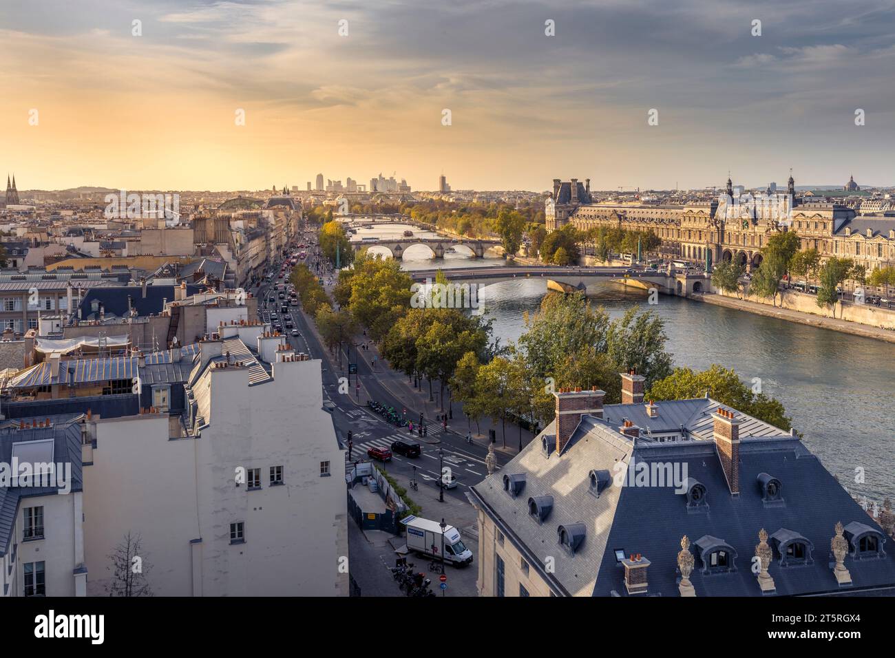 Paris, France - 11 octobre 2023 : vue aérienne de Paris. Les bords de Seine avec ses ponts, le Grand Palais et le quartier de la Défense Banque D'Images