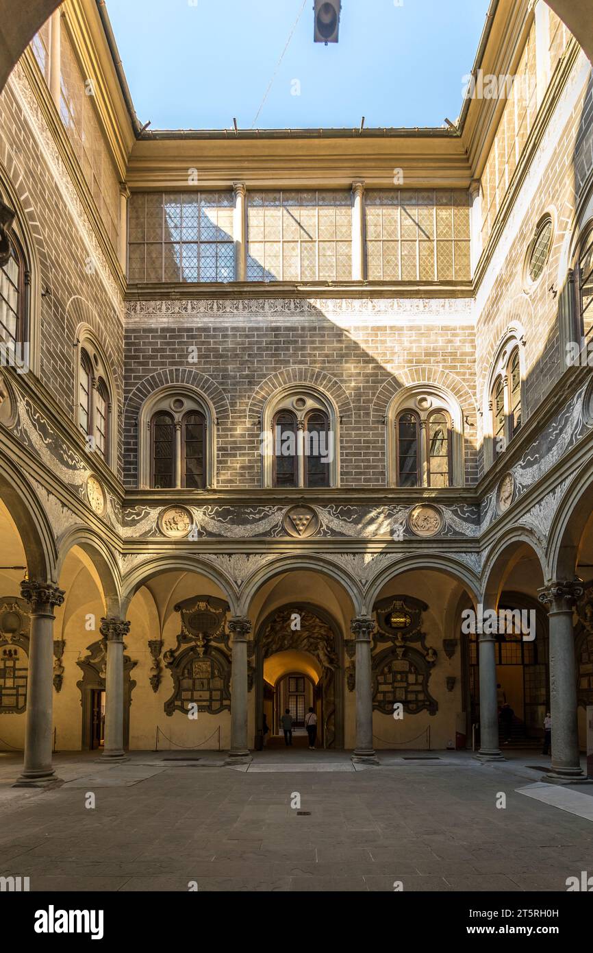 Florence, Italie - 15 juillet 2023 : la cour du Palazzo Medici Riccardi, conçu par Michelozzo di Bartolomeo et construit entre 1444 et 1484 Banque D'Images