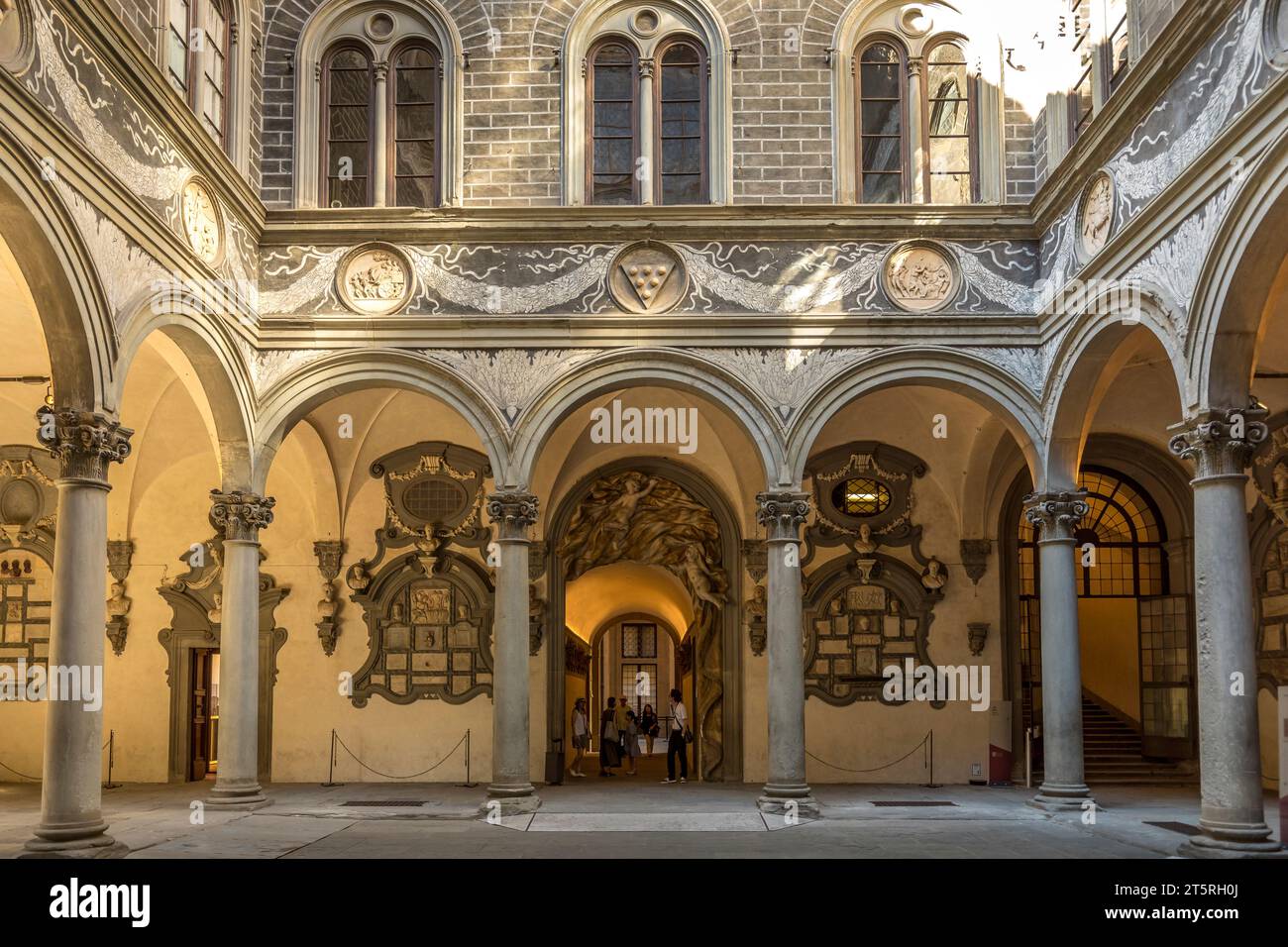 Florence, Italie - 15 juillet 2023 : la cour du Palazzo Medici Riccardi, conçu par Michelozzo di Bartolomeo et construit entre 1444 et 1484 Banque D'Images
