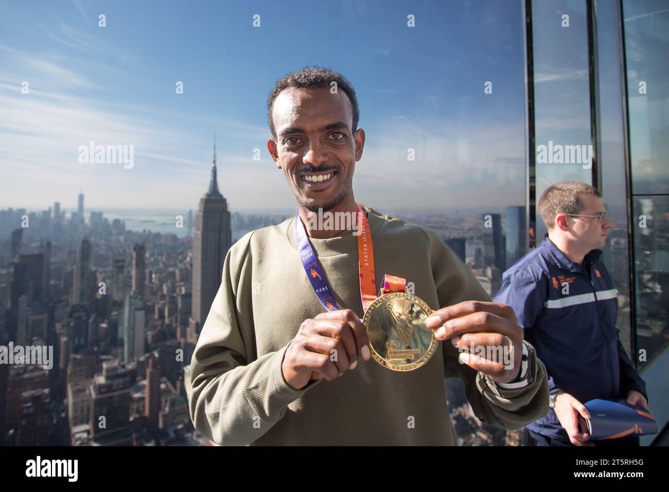 New York City, États-Unis 06 novembre 2023. Tamirat Tola, de l'Éthiopie, gagnante du marathon masculin du TCS de New York pose pour une photo au Summit One Vanderbilt à New York, aux États-Unis, le 6 novembre 2023. Cette année, la course a été le marathon le plus grand et le plus audacieux au monde avec environ 50 000 000 coureurs. Crédit : Brazil photo Press/Alamy Live News Banque D'Images
