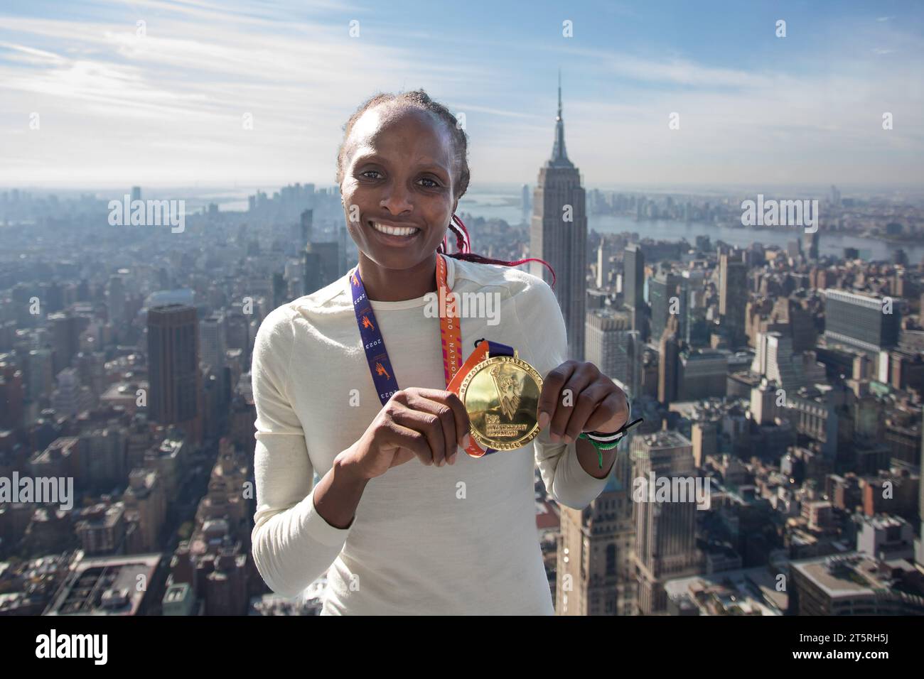 New York City, États-Unis 06 novembre 2023. Hellen Obiri, du Kenya, gagnante du marathon féminin du TCS de New York pose pour une photo au Summit One Vanderbilt à New York, aux États-Unis, le 6 novembre 2023. Cette année, la course a été le marathon le plus grand et le plus audacieux au monde avec environ 50 000 000 coureurs. Crédit : Brazil photo Press/Alamy Live News Banque D'Images