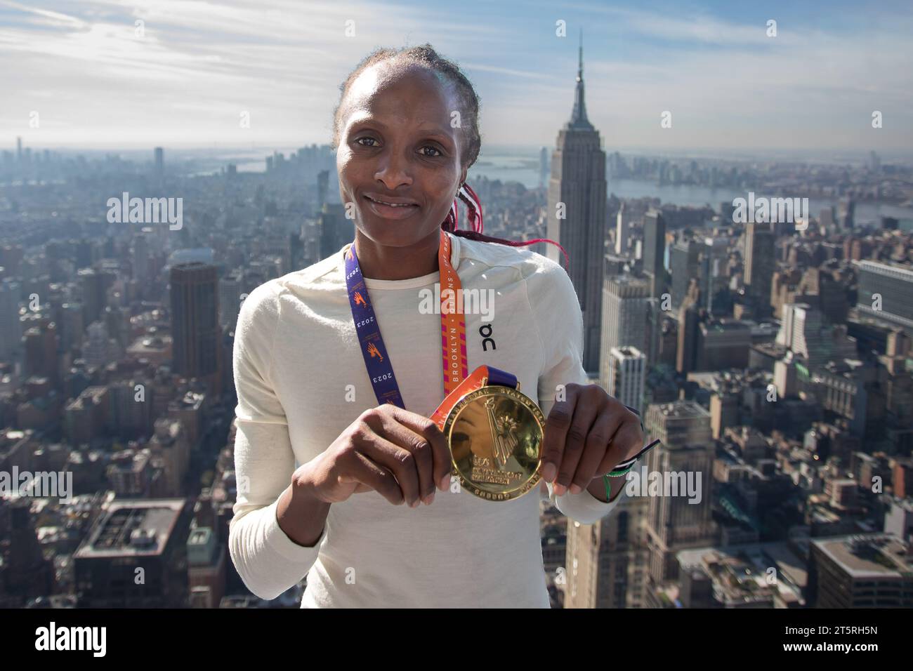 New York City, États-Unis 06 novembre 2023. Hellen Obiri, du Kenya, gagnante du marathon féminin du TCS de New York pose pour une photo au Summit One Vanderbilt à New York, aux États-Unis, le 6 novembre 2023. Cette année, la course a été le marathon le plus grand et le plus audacieux au monde avec environ 50 000 000 coureurs. Crédit : Brazil photo Press/Alamy Live News Banque D'Images