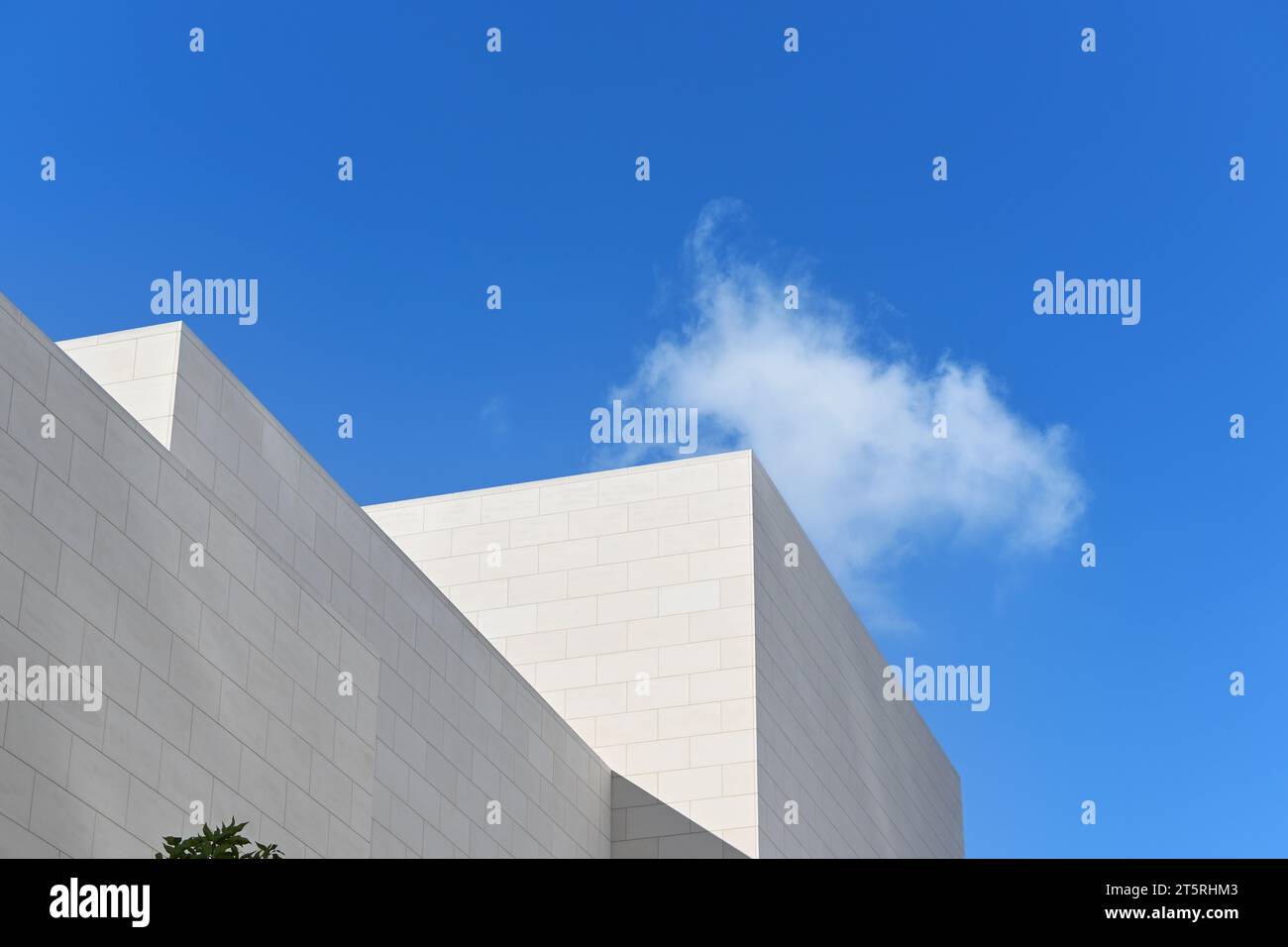 Détail de l'architecture moderne avec ciel bleu et un seul nuage, par une journée ensoleillée. Banque D'Images