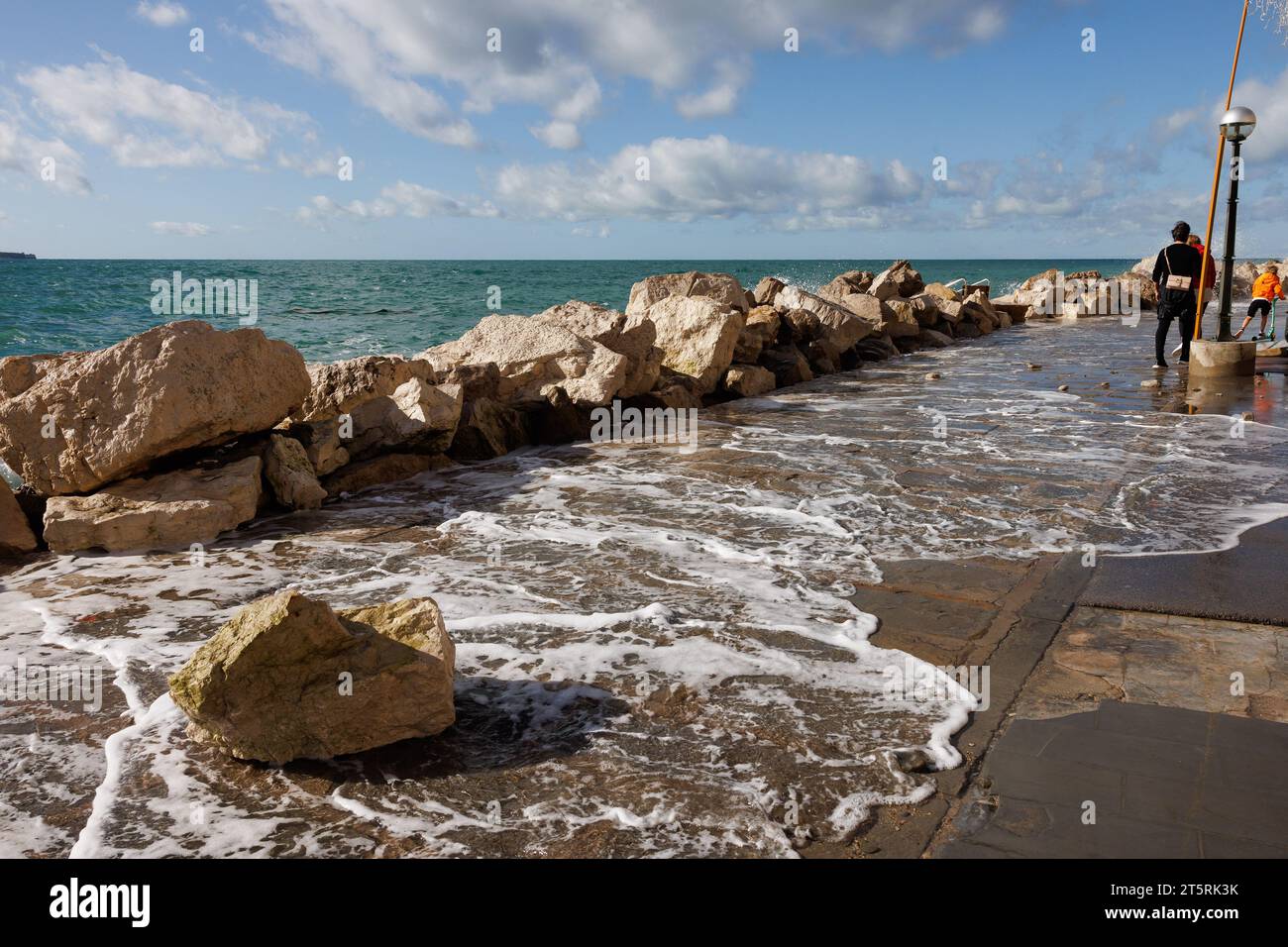 Piran, Slovénie. 05 novembre 2023. Un grand rocher d'une digue se trouve sur une passerelle alors que la mer se déverse sur le rivage à Piran. Les hautes vagues, causées initialement par les restes de la tempête Ciaran, ont causé des dommages majeurs à la vieille ville de Piran vendredi, jetant des rochers et détruisant la digue, les restaurants en bord de mer et les maisons, puis continuant le dimanche lorsque les restes de la tempête Domingos sont passés. (Photo de Luka Dakskobler/SOPA Images/Sipa USA) crédit : SIPA USA/Alamy Live News Banque D'Images