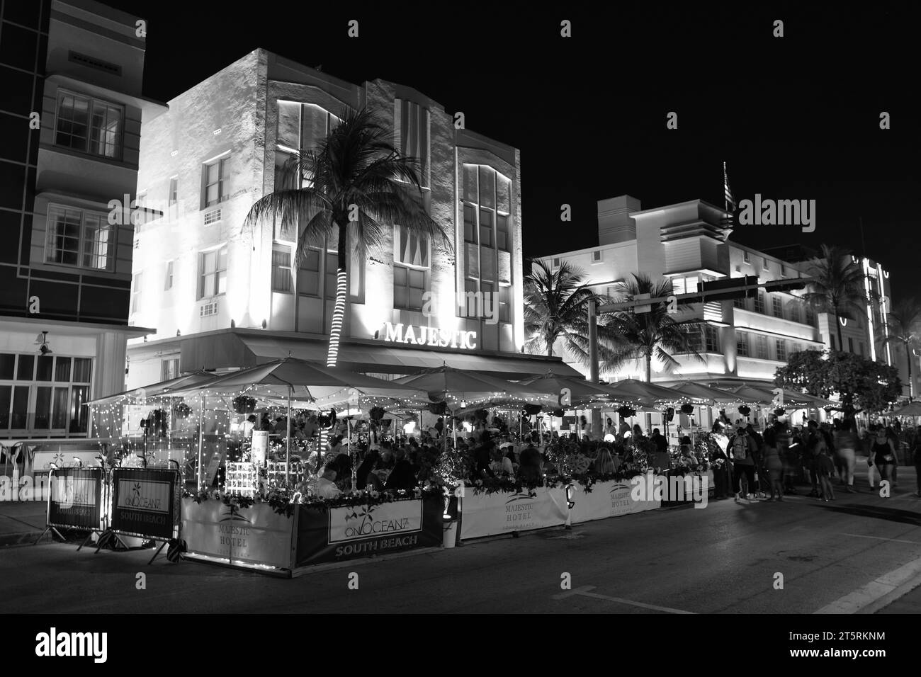 Miami, Floride États-Unis - 16 avril 2021: Miami South Beach Ocean Drive bâtiments illuminés dans la nuit ville de miami. majestueux. Banque D'Images