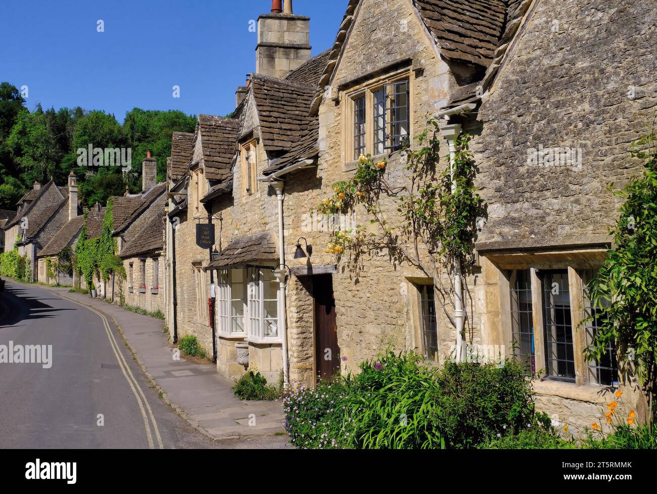 Castle Combe : belles cottages en pierre Cotswold dans la rue au village Castle Combe, Cotswolds, Wiltshire, Angleterre, Royaume-Uni Banque D'Images