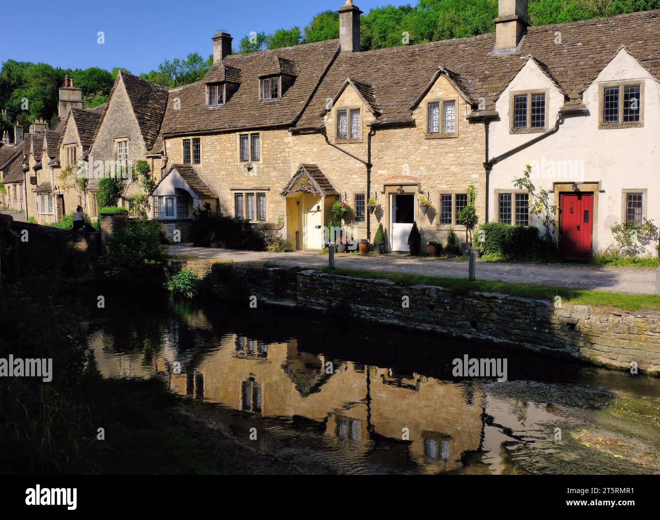 Castle Combe : Cotswold cottages en pierre dans Water Lane et reflets dans By Brook au village Castle Combe, Cotswolds, Wiltshire, Angleterre, Royaume-Uni Banque D'Images