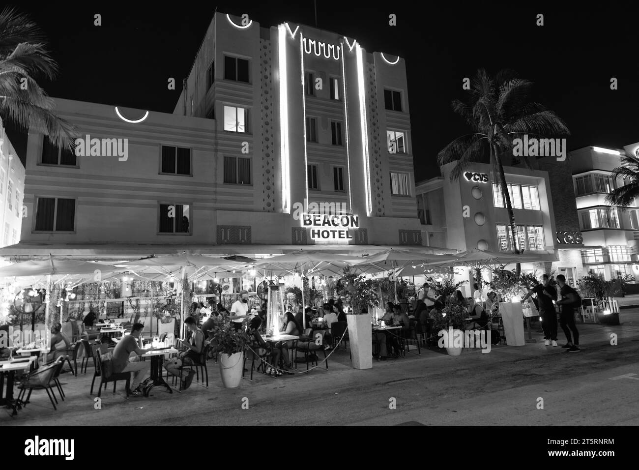 Miami, Floride États-Unis - 16 avril 2021: Miami South Beach Ocean Driveilluminé bâtiments dans la nuit ville de miami avec restaurant. hôtel beacon. Banque D'Images