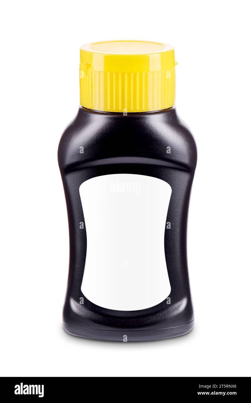Bouteille de sauce tartare noire de qualité supérieure avec bouchon à rabat jaune et étiquette blanche vierge isolée sur fond blanc. Modèle pour la conception de produits. Banque D'Images