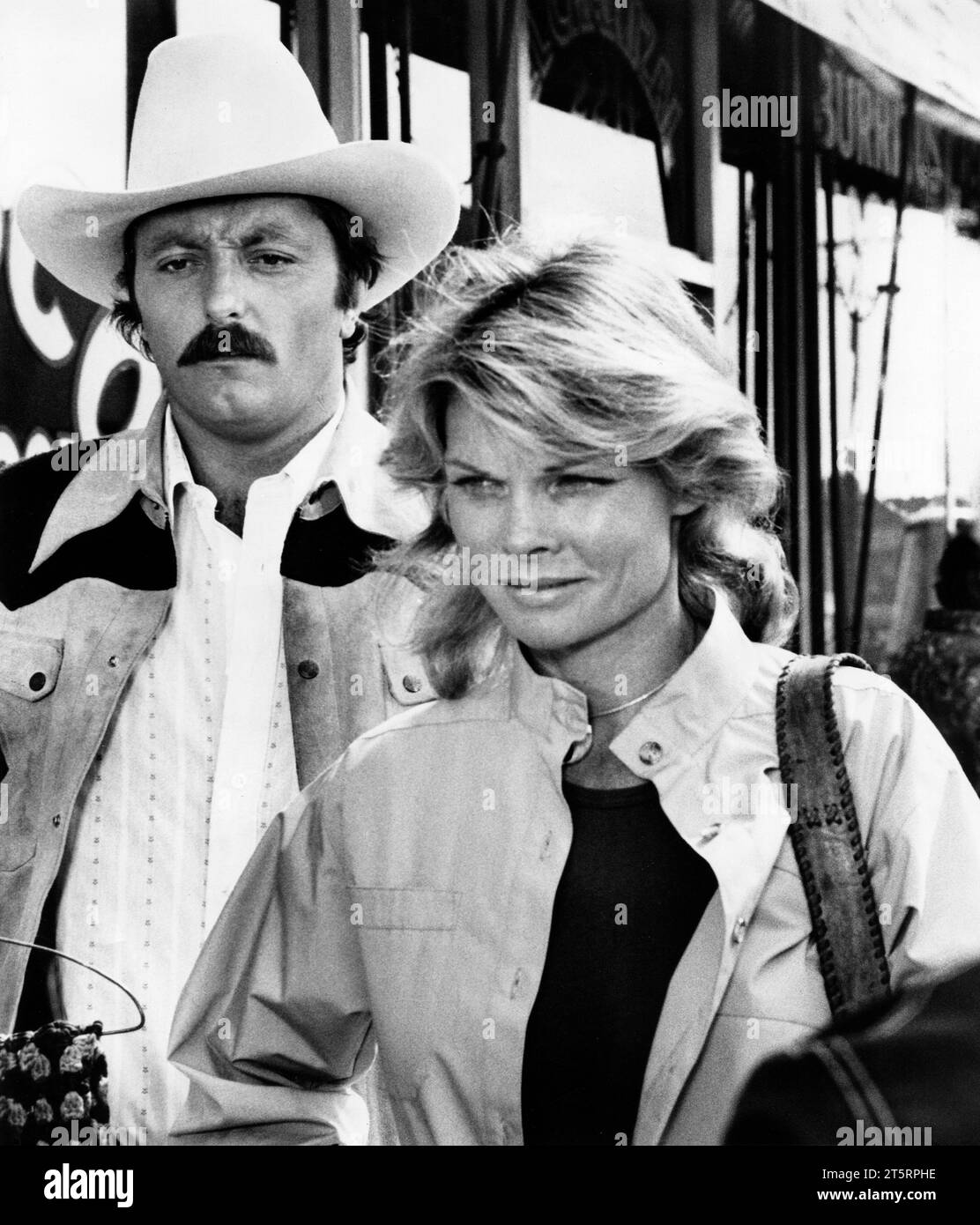James Mitchum, Cathy Lee Crosby, sur le plateau du film, Trackdown, United Artists, 1976 Banque D'Images