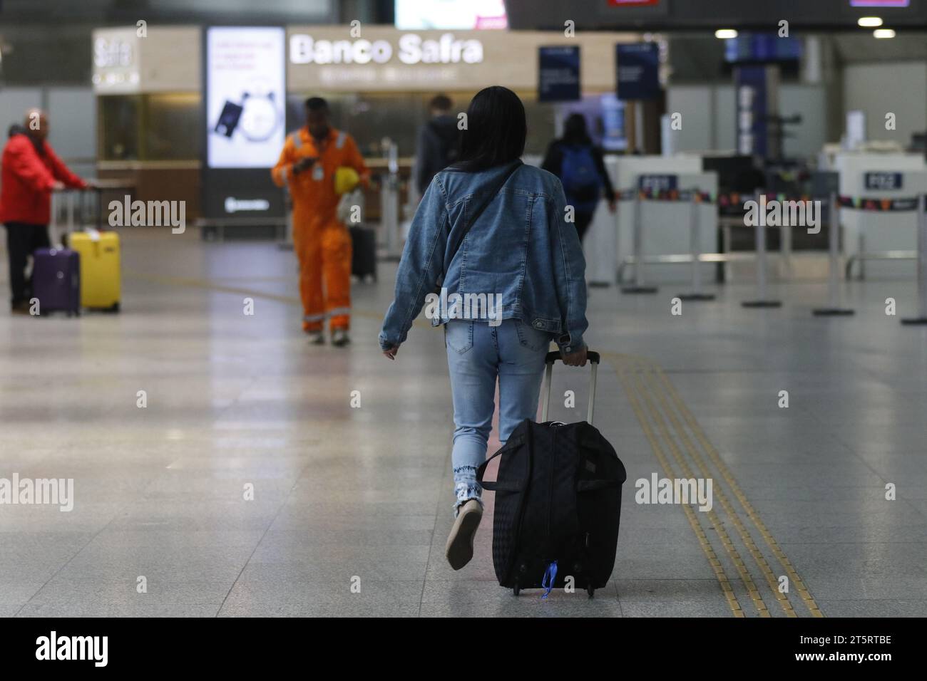 Tom Jobim aéroport international Galeão de Rio de Janeiro. Les passagers taxi et Uber débarquent au terminal pour embarquer sur les vols Banque D'Images