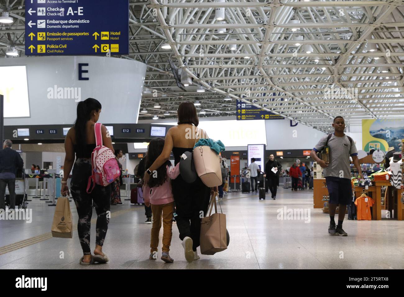 Tom Jobim aéroport international Galeão de Rio de Janeiro. Les passagers taxi et Uber débarquent au terminal pour embarquer sur les vols Banque D'Images