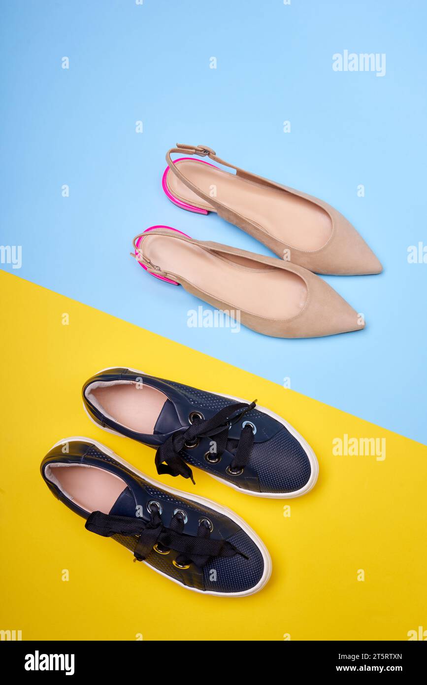Deux paires de chaussures pour femmes de couleurs et de styles différents sur un fond bicolore géométrique. Vue de dessus, pose à plat. Lifestyle, le concept de choos Banque D'Images