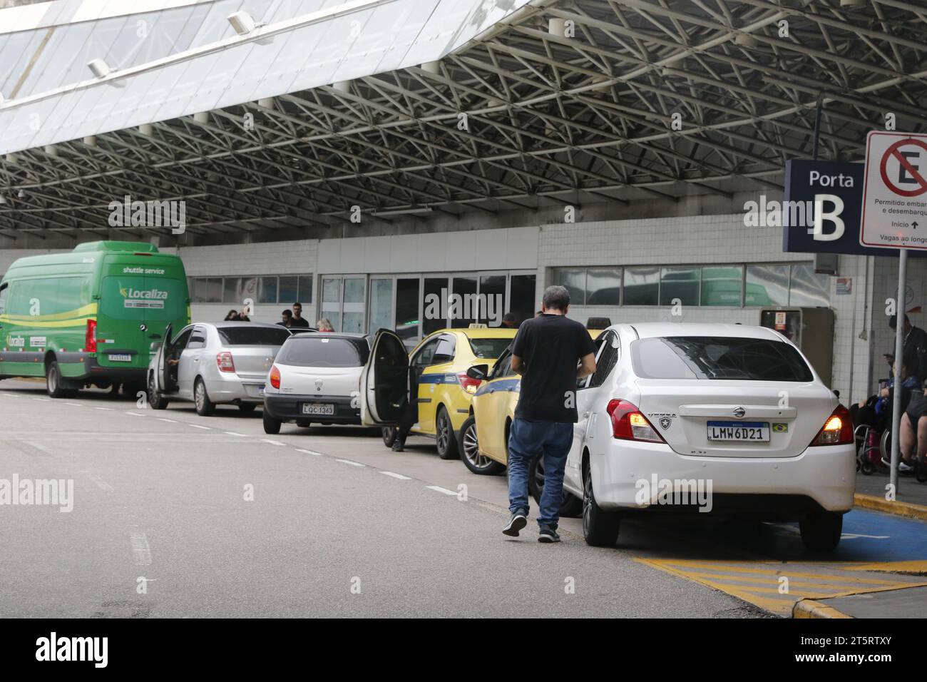 Tom Jobim aéroport international Galeão de Rio de Janeiro. Les passagers taxi et Uber débarquent au terminal pour embarquer sur les vols Banque D'Images