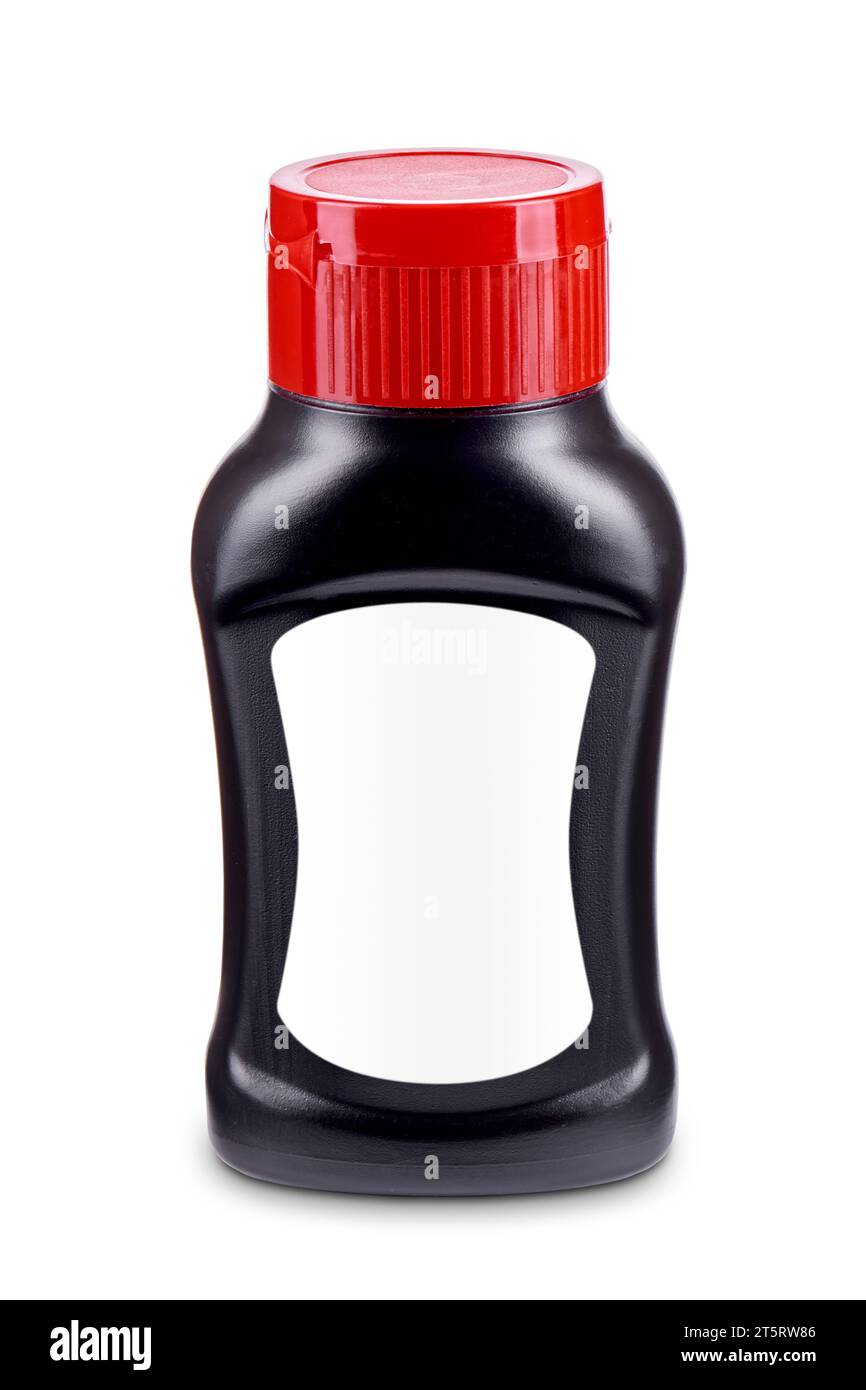 Bouteille de sauce noire avec bouchon à rabat rouge et étiquette blanche vierge isolée sur fond blanc. Modèle pour la conception de produits. Banque D'Images