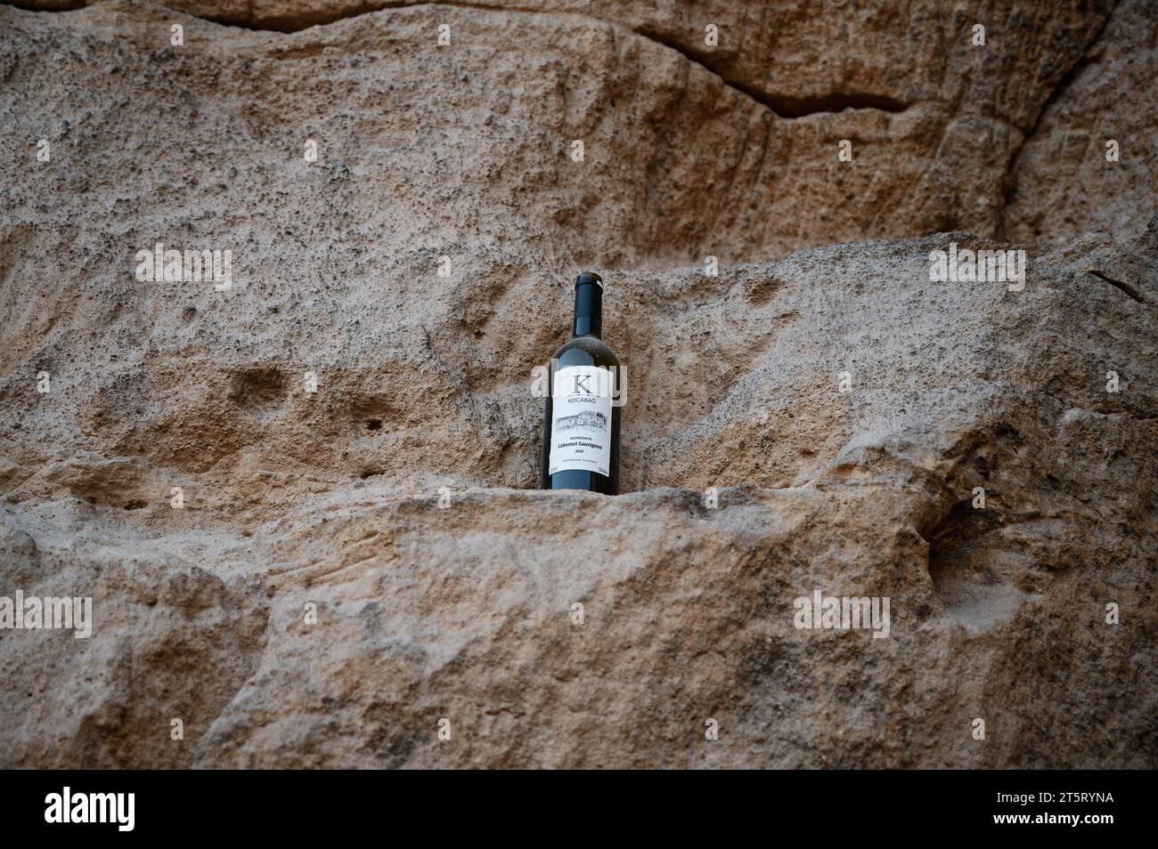 Bouteille de cabernet sauvignon des vignobles locaux de cappadoce, élégamment dressée sur fond calcaire texturé. Banque D'Images