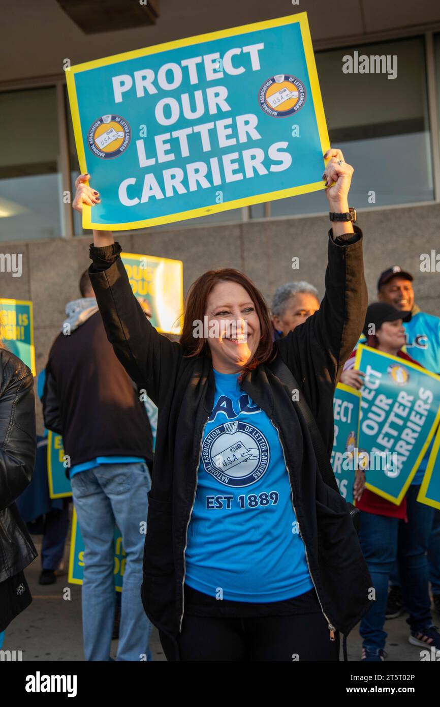 Detroit, Michigan, États-Unis. 6 novembre 2023. Les postiers se rassemblent pour protester contre le nombre croissant d'agressions et de vols que subissent les facteurs. Le syndicat de l'Association nationale des facteurs signale plus de 2 000 agressions contre ses membres depuis 2020. Crédit : Jim West/Alamy Live News Banque D'Images