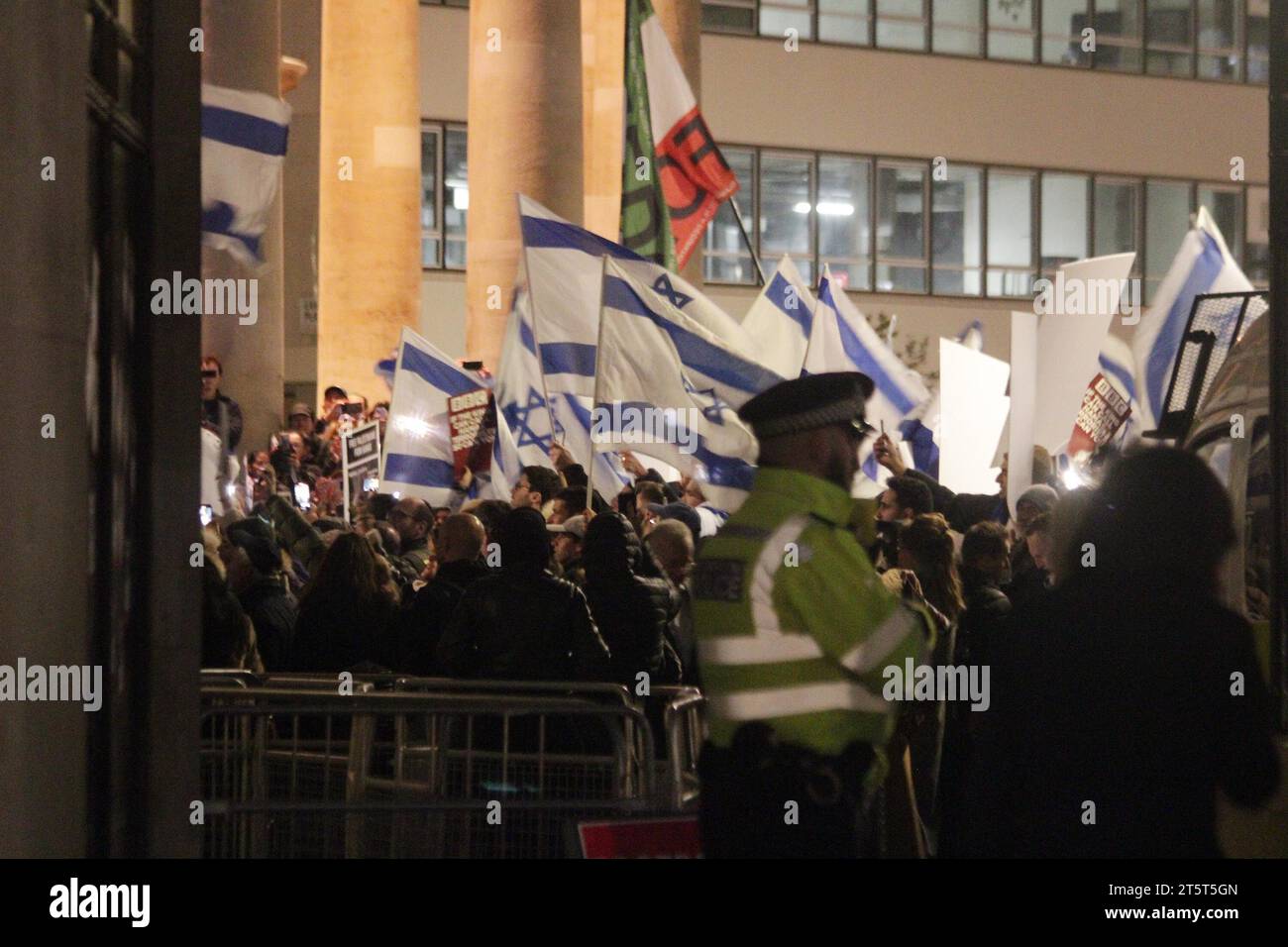 Grande manifestation pro Israël devant la BBC . Beaucoup de drapeaux et beaucoup de gens criant contre la bbc et le Hamas. La police était présente en force ainsi que 16/10/2023 photos blitz Banque D'Images