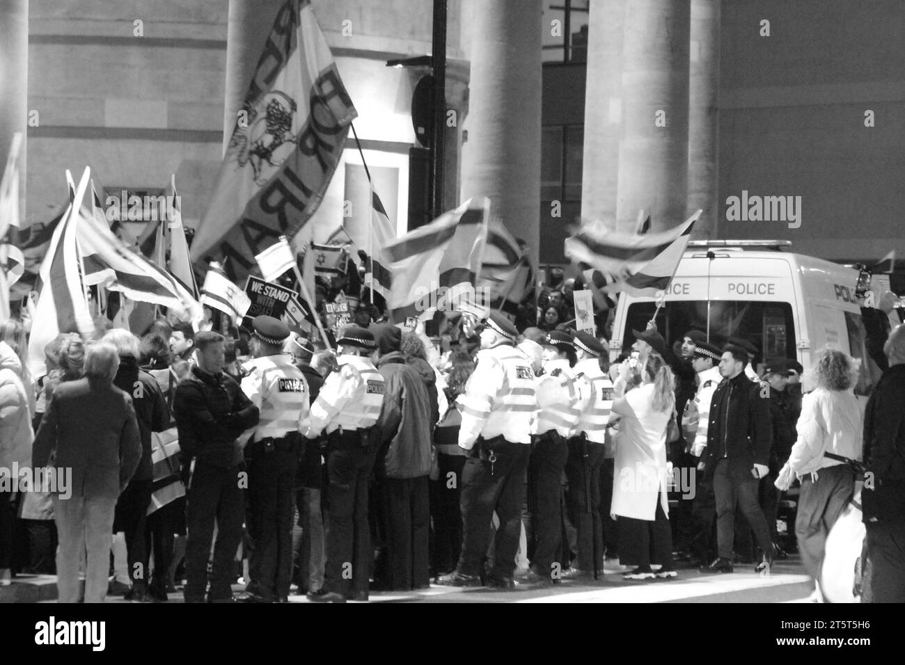 Grande manifestation pro Israël devant la BBC . Beaucoup de drapeaux et beaucoup de gens criant contre la bbc et le Hamas. La police était présente en force ainsi que 16/10/2023 photos blitz Banque D'Images