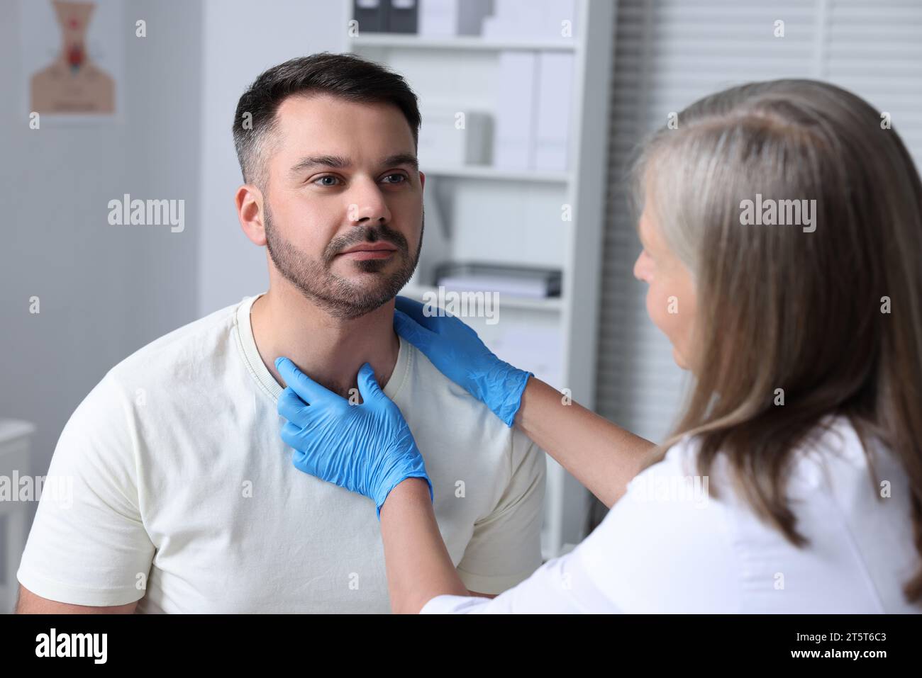 Endocrinologue examinant la glande thyroïde d'un patient à l'hôpital Banque D'Images