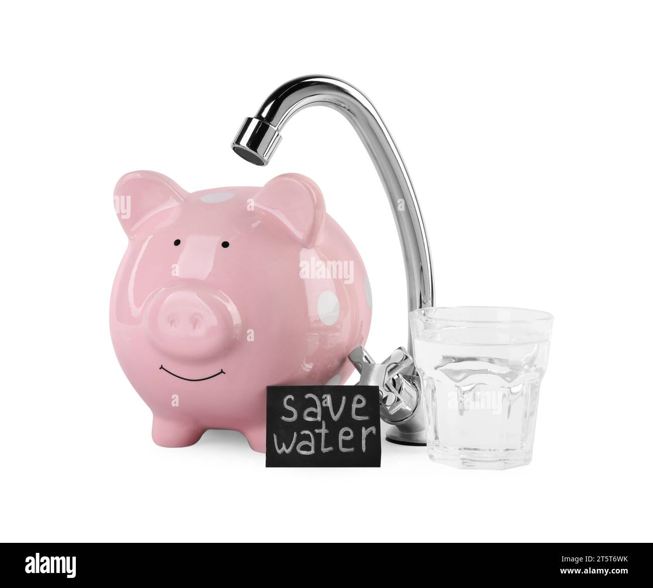 Concept de rareté de l'eau. Carte avec phrase Save Water, tirelire, robinet et verre de boisson isolé sur blanc Banque D'Images