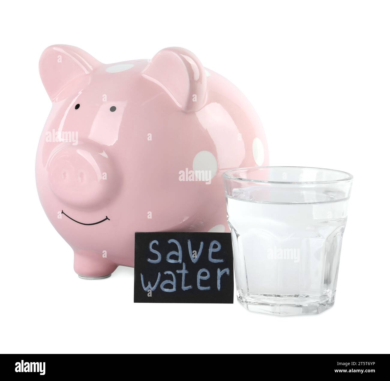 Concept de rareté de l'eau. Carte avec phrase Save Water, tirelire et verre de boisson isolé sur blanc Banque D'Images